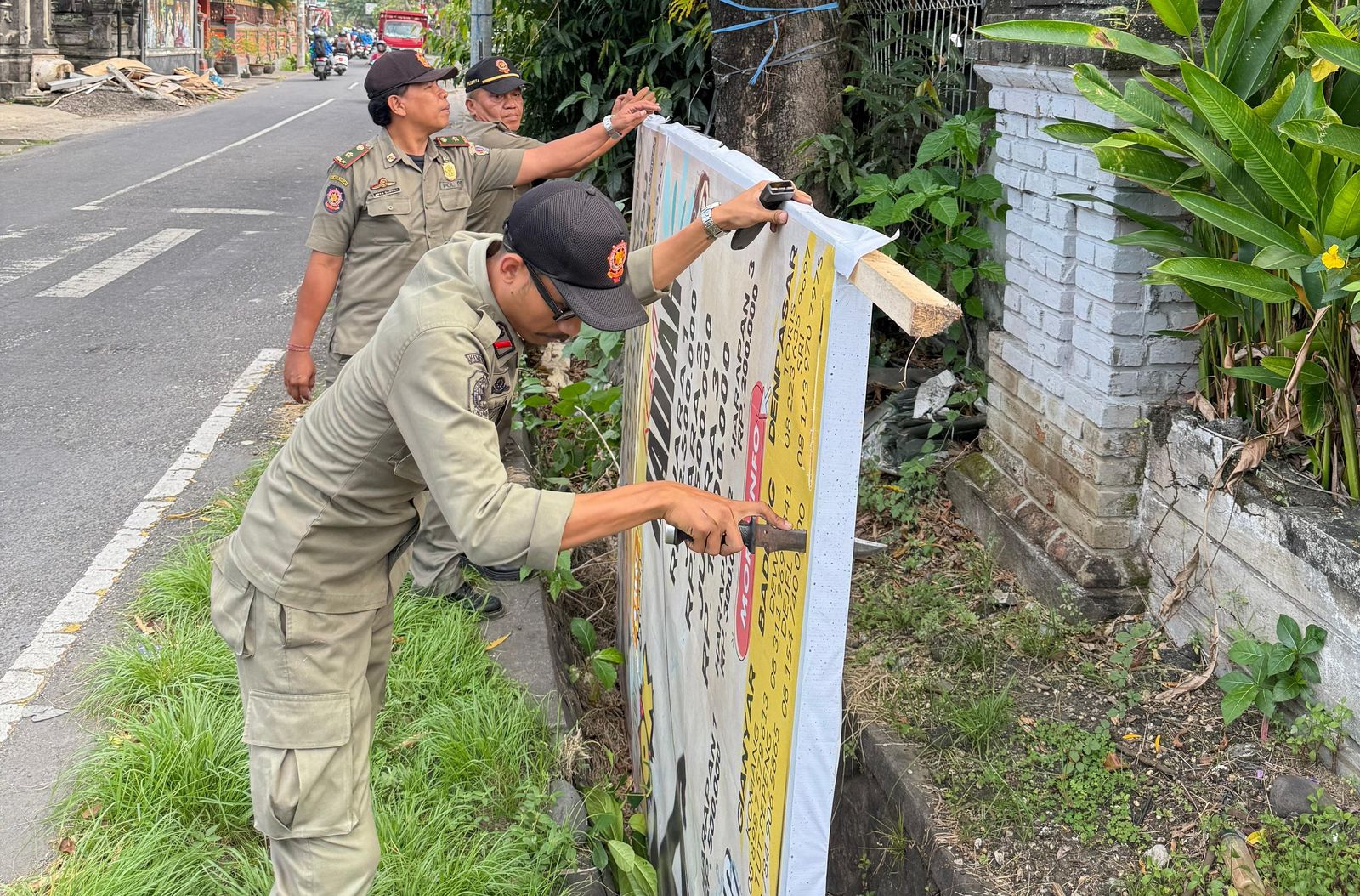Satpol PP Denpasar Tertibkan Alat Peraga, PKL, Manusia Silver